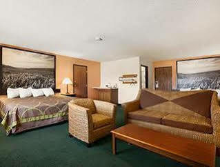 Super 8 By Wyndham Concordia Hotel Exterior photo